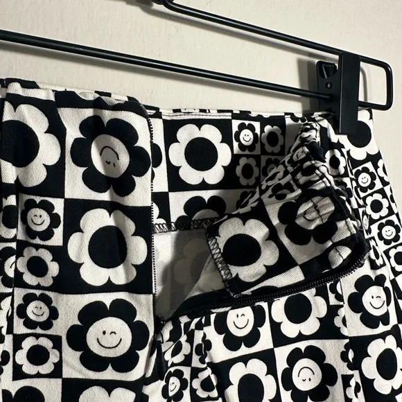 Art Class Black and White Floral Patterned Skirt - Picture 3 of 4